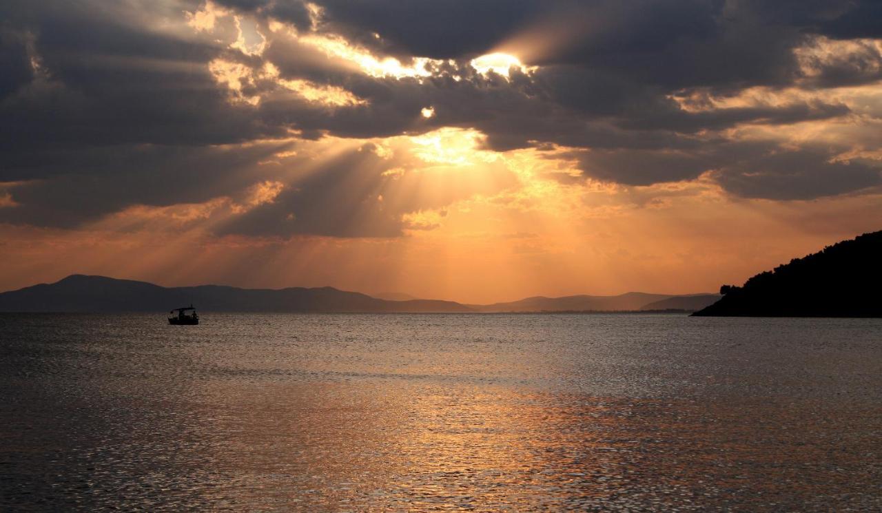 Razi Beach Лефокастро Екстер'єр фото